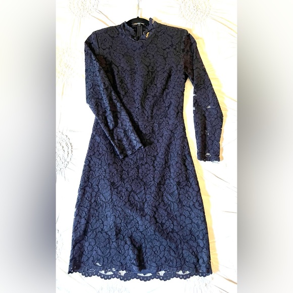 Navy Lace open back dress sz 10 although fits like a sz 6 - Picture 2 of 6